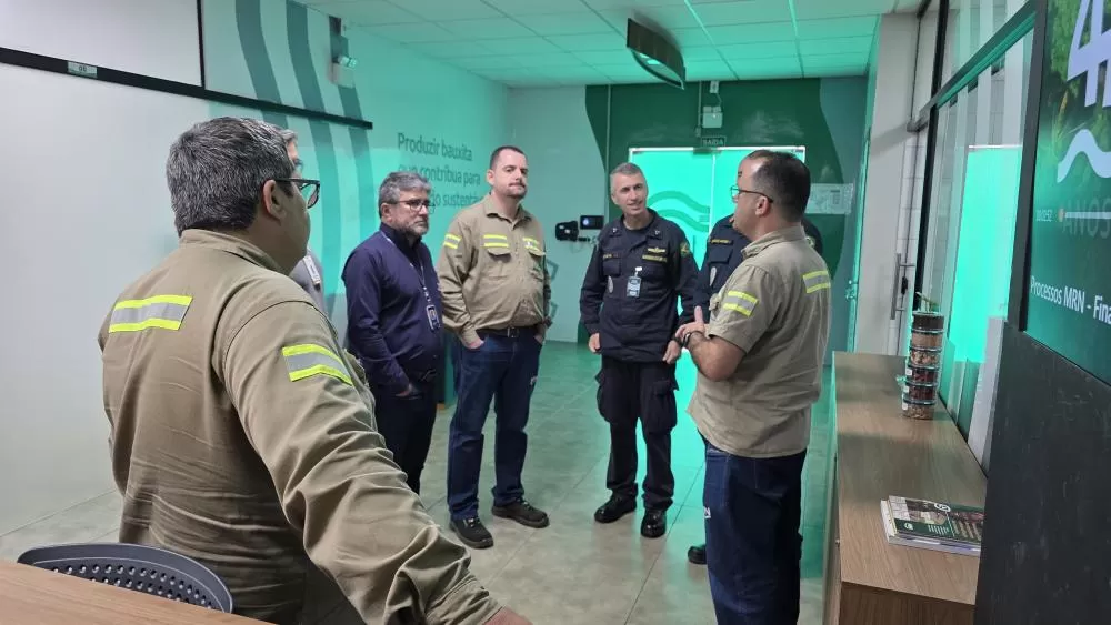Em uma regi&atilde;o onde os rios funcionam como verdadeiras &ldquo;rodovias&rdquo; da Amaz&ocirc;nia, a Marinha do Brasil e a Minera&ccedil;&atilde;o Rio do Norte (MRN) refor&ccedil;aram, na &uacute;ltima sexta-feira (01/05), a agenda conjunta voltada &agrave; seguran&ccedil;a da navega&ccedil;&atilde;o no oeste do Par&aacute;. A visita ocorreu em Porto Trombetas e foi liderada pelo Vice-Almirante Adriano Marcelino Batista, Comandante do 4&ordm; Distrito Naval, acompanhado do Capit&atilde;o de Fragata da Capitania Fluvial de Santar&eacute;m, Charles Reis de Amorim. A agenda incluiu reuni&otilde;es com lideran&ccedil;as da MRN e visita &agrave; estrutura log&iacute;stica da opera&ccedil;&atilde;o, com foco nos rios amaz&ocirc;nicos como eixo para o desenvolvimento regional. A &aacute;rea &eacute; considerada estrat&eacute;gica para o transporte de pessoas, insumos e produ&ccedil;&atilde;o mineral. &ldquo;A log&iacute;stica fluvial &eacute; prioridade para a Marinha. Atuamos para garantir a seguran&ccedil;a da navega&ccedil;&atilde;o, a salvaguarda da vida humana e a preven&ccedil;&atilde;o da polui&ccedil;&atilde;o ambiental&rdquo;, afirmou o Vice-Almirante. Durante a visita, o Comandante do 4&ordm; Distrito Naval tamb&eacute;m destacou a aproxima&ccedil;&atilde;o com o setor produtivo: &ldquo;Visitar a MRN &eacute; fundamental para conhecermos a opera&ccedil;&atilde;o, fortalecer o trabalho e identificar novas oportunidades de atua&ccedil;&atilde;o conjunta, tanto para atender demandas da opera&ccedil;&atilde;o quanto para aprimorar nossas a&ccedil;&otilde;es na regi&atilde;o&rdquo;. Para a MRN, o encontro fortalece o compromisso cont&iacute;nuo de transpar&ecirc;ncia e di&aacute;logo institucional. &ldquo;A presen&ccedil;a da Autoridade Mar&iacute;tima em nossas opera&ccedil;&otilde;es evidencia nosso compromisso com seguran&ccedil;a, pessoas e meio ambiente. Atuamos com rigor para garantir uma opera&ccedil;&atilde;o segura na Amaz&ocirc;nia&rdquo;, afirmou Paulo Maretti, Gerente do Departamento de Opera&ccedil;&otilde;es do Porto da MRN. Forma&ccedil;&atilde;o, preven&ccedil;&atilde;o e desenvolvimento local A coopera&ccedil;&atilde;o entre a Marinha e a MRN avan&ccedil;a em iniciativas voltadas &agrave; qualifica&ccedil;&atilde;o e &agrave; seguran&ccedil;a nos rios. O Curso de Forma&ccedil;&atilde;o de Aquavi&aacute;rios (CFAQ-MAF/MMA), realizado em mar&ccedil;o em parceria com a Capitania Fluvial de Santar&eacute;m, capacitou 54 participantes, entre trabalhadores e moradores da regi&atilde;o, em temas como navega&ccedil;&atilde;o interior, salvatagem, combate a inc&ecirc;ndios, primeiros socorros e manuten&ccedil;&atilde;o de embarca&ccedil;&otilde;es. A parceria inclui o Centro de Instru&ccedil;&atilde;o Almirante Braz de Aguiar (CIABA), em Bel&eacute;m. Em 2020, a MRN reformou e equipou sala de aula da institui&ccedil;&atilde;o e passou a apoiar visitas t&eacute;cnicas de alunos a Porto Trombetas, aproximando a forma&ccedil;&atilde;o acad&ecirc;mica da realidade operacional amaz&ocirc;nica. O Capit&atilde;o de Fragata dos Portos da Capitania Fluvial de Santar&eacute;m, Charles Reis de Amorim, destacou a atua&ccedil;&atilde;o conjunta entre o poder p&uacute;blico e a iniciativa privada para a seguran&ccedil;a e o desenvolvimento local. &ldquo;Na Amaz&ocirc;nia, os rios s&atilde;o as principais vias de transporte de pessoas e mercadorias. Em &aacute;reas como Trombetas, essa din&acirc;mica &eacute; ainda mais intensa. A integra&ccedil;&atilde;o entre institui&ccedil;&otilde;es &eacute; essencial para garantir que essa circula&ccedil;&atilde;o ocorra com seguran&ccedil;a&rdquo;, acrescentou Amorim. Relacionamento com a Imprensa: Minera&ccedil;&atilde;o Rio do Norte &ndash; www.mrn.com.br Fabiana Gomes | (91) 98286-9746 | fabiana.gomes@mrn.com.br Camila Fernandes | (61) 98112-2757 | camila.fernandes@agenciamaquina.com Ingrid Reis | (91) 98067-1775 | imprensa@mrn.com.br NOTA Agenda entre Marinha e MRN foca seguran&ccedil;a e efici&ecirc;ncia em log&iacute;stica fluvial A visita da Marinha do Brasil &agrave; MRN, na sexta-feira (1&ordm;), em Porto Trombetas, em Oriximin&aacute;, refor&ccedil;a uma agenda objetiva na regi&atilde;o: ampliar a efici&ecirc;ncia log&iacute;stica com seguran&ccedil;a operacional e ambiental. A agenda foi liderada pelo Vice-Almirante Adriano Marcelino Batista, Comandante do 4&ordm; Distrito Naval, acompanhado do Capit&atilde;o de Fragata da Capitania Fluvial de Santar&eacute;m, Charles Reis de Amorim. Mais do que institucional, o encontro aponta coordena&ccedil;&atilde;o pr&aacute;tica. De um lado, a Autoridade Mar&iacute;tima atua na regula&ccedil;&atilde;o, fiscaliza&ccedil;&atilde;o e padroniza&ccedil;&atilde;o da navega&ccedil;&atilde;o. De outro, a MRN integra esses par&acirc;metros &agrave; opera&ccedil;&atilde;o, com foco em controle de riscos e conformidade. Em uma regi&atilde;o onde o rio &eacute; infraestrutura, a integra&ccedil;&atilde;o entre poder p&uacute;blico e iniciativa privada &eacute; vetor de efici&ecirc;ncia, seguran&ccedil;a e continuidade operacional, em prol de toda a comunidade 